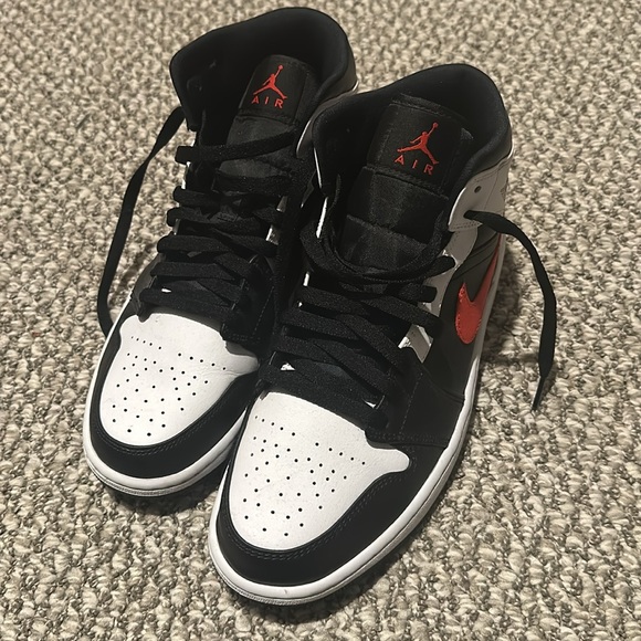 Air Jordan 1 Mid 'Chile Red Shoes - Picture 3 of 5